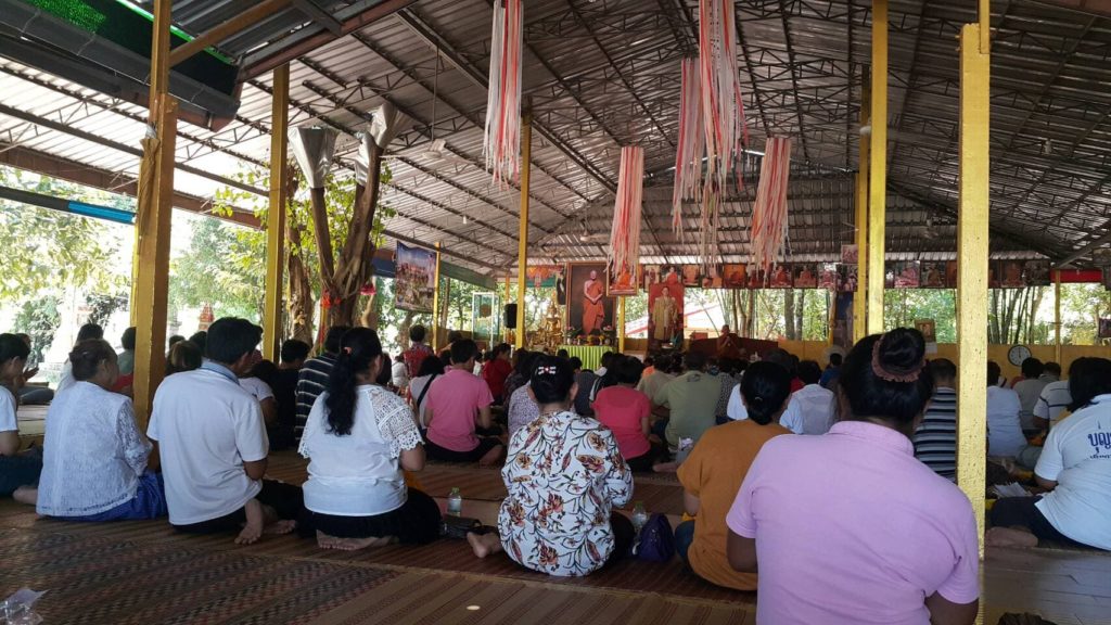 Cérémonie religieuse dans un temple bouddhiste près de Khon Kaen