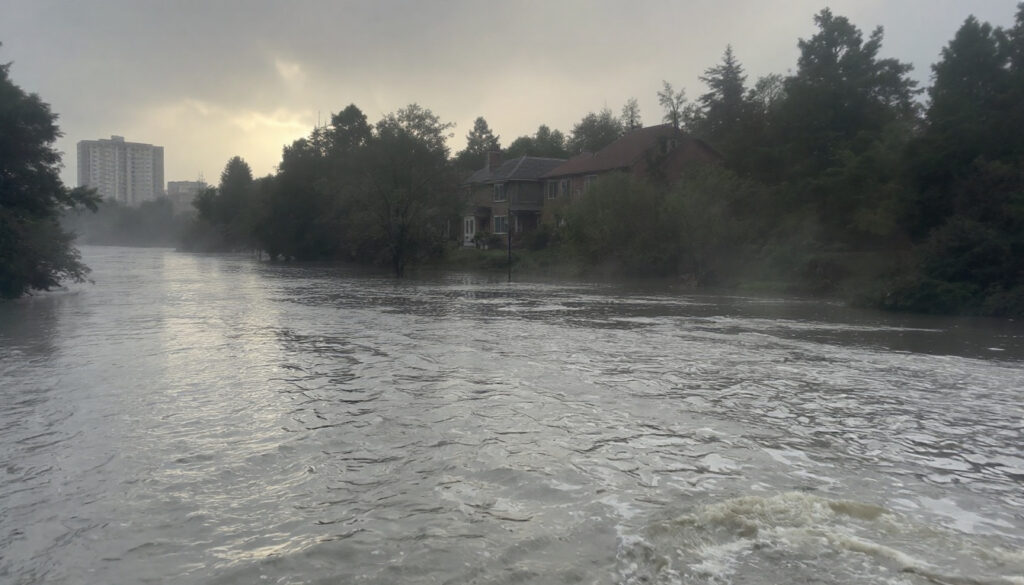 découvrez le triste bilan des inondations en thaïlande, avec 22 victimes déplorées suite à des pluies torrentielles. informez-vous sur les conséquences de cette catastrophe naturelle et les efforts en cours pour venir en aide aux victimes.