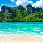 partez à la découverte de koh tachai, une île secrète de thaïlande. plages de sable blanc, eaux turquoise et nature préservée : vivez une expérience inoubliable dans ce paradis caché de la mer d'andaman.