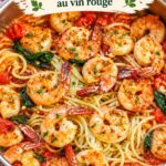 Pâtes aux crevettes à l'ail dans une sauce tomate au vin rouge