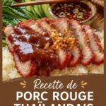 Porc rouge à la thaïlandaise servi dans un bol avec des herbes fraîches