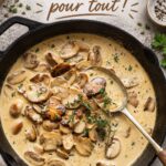Plat de sauce aux champignons dans un bol coloré, prêt à être savouré