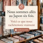 Une sélection d'achats typiques ramenés du Japon, intégrant des souvenirs gourmands et traditionnels.