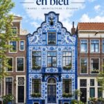 Vue des canaux d'Amsterdam aux reflets bleus, un lieu emblématique à visiter.