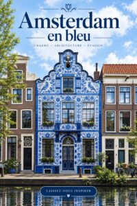 Vue des canaux d'Amsterdam aux reflets bleus, un lieu emblématique à visiter.