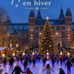 Canaux d'Amsterdam sous la neige, créant une scène hivernale pittoresque.