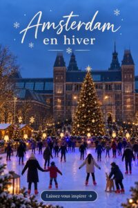 Canaux d'Amsterdam sous la neige, créant une scène hivernale pittoresque.