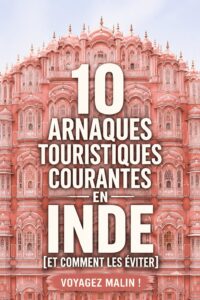 Illustration représentant une touriste en Inde se renseignant sur les arnaques à éviter