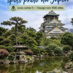 Cliché d'un célèbre temple japonais avec des cerisiers en fleurs, représentant un paysage iconique du Japon.
