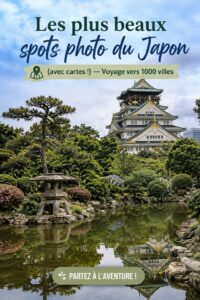 Cliché d'un célèbre temple japonais avec des cerisiers en fleurs, représentant un paysage iconique du Japon.