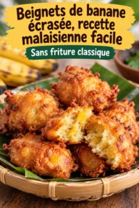 Beignets de banane écrasée dorés, une gourmandise malaisienne sur une assiette en bois.