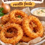 Recette de beignets d'oignons croustillants faits maison, présentés sur une assiette.
