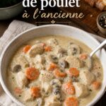 Blanquette de poulet cuisinée selon une recette traditionnelle, servie dans une assiette blanc crème.