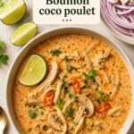 Image d'un délicieux bouillon coco au poulet servi dans un bol chaleureux