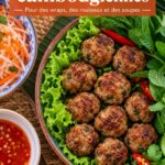 Boulettes de viande de porc cambodgiennes servies avec des herbes fraîches.