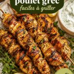 Brochettes de poulet grillé à la grecque avec légumes colorés sur un barbecue.