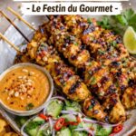 Brochettes thaï de poulet au satay grillées sur un barbecue, prêtes à servir.
