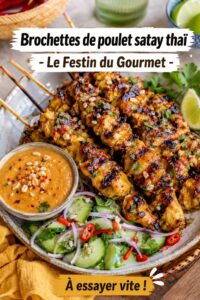 Brochettes thaï de poulet au satay grillées sur un barbecue, prêtes à servir.
