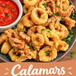 Plat de calamars frits croustillants sur une table, prêt à être dégusté.