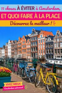 Une vue pittoresque des canaux d'Amsterdam avec des maisons typiques.