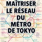Vue intérieure d'une station de métro à Tokyo avec des passagers