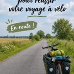 Femme explorant Amsterdam à vélo dans un paysage urbain pittoresque