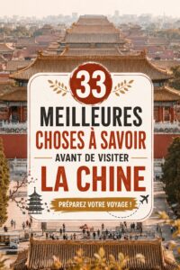 Un panoramique d'une rue animée à Pékin, capturant la culture moderne et traditionnelle de la Chine.