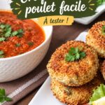 Recette traditionnelle de croquettes de poulet maison, servies avec une sauce et une garniture verte.