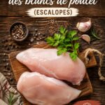 Blancs de poulet cuits à la poêle, dorés et appétissants, prêts à être dégustés.