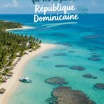 Plage de sable blanc en République Dominicaine avec des palmiers