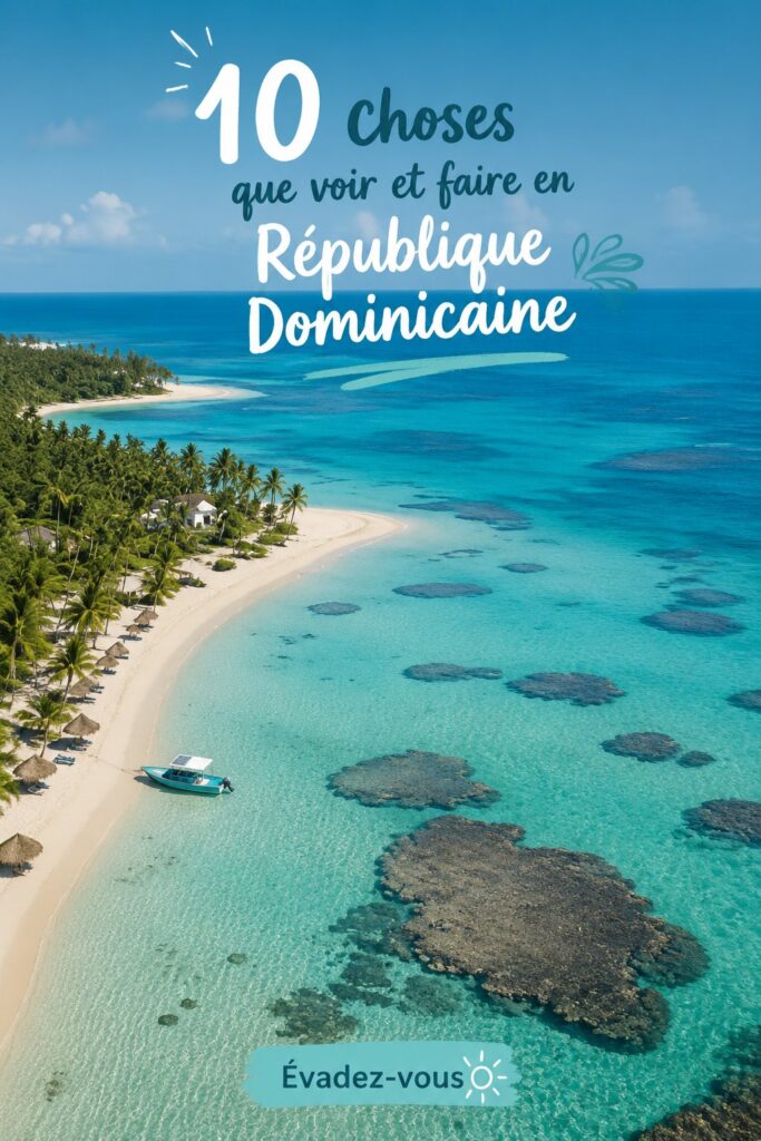Plage de sable blanc en République Dominicaine avec des palmiers