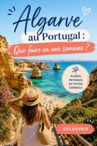 Plage de l'Algarve avec des falaises dorées