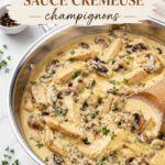 Un émincé de poulet crémeux aux champignons servi avec des légumes.