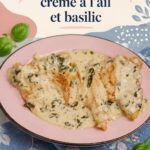 Escalope de dinde à la crème d'ail et basilic, servie dans une assiette élégante