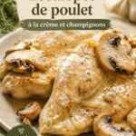 Assiette d'escalopes de poulet à la crème et aux champignons, garnie de persil frais.