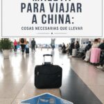 Une valise ouverte avec des vêtements et essentiels pour un voyage en Chine