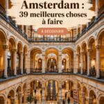 Une vue sur les canaux d'Amsterdam entourés de maisons typiques et de vélos garés.