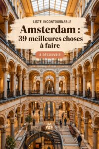 Une vue sur les canaux d'Amsterdam entourés de maisons typiques et de vélos garés.