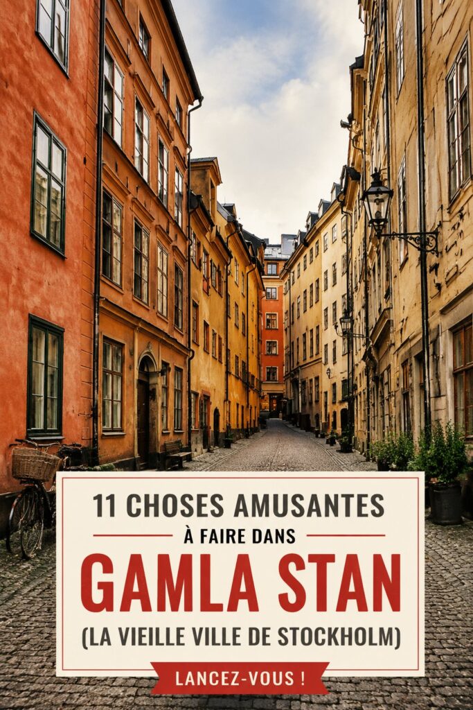 La rue pavée de Gamla Stan à Stockholm avec ses bâtiments colorés.