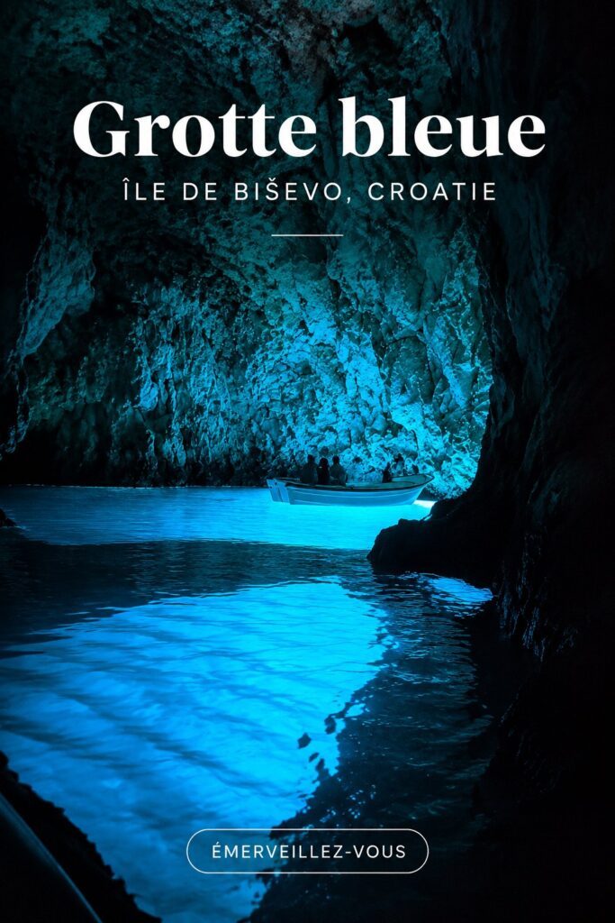 Grotte bleue de Biševo avec ses eaux turquoise illuminées par le soleil
