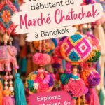 Vue générale du marché de Chatuchak à Bangkok, animé et coloré, avec de nombreux stands.