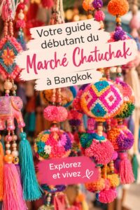 Vue générale du marché de Chatuchak à Bangkok, animé et coloré, avec de nombreux stands.