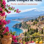 Vue panoramique de Taormina, avec la mer Méditerranée en arrière-plan, mettant en valeur sa beauté naturelle et historique.