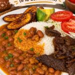 Plat de haricots dominicains bien assaisonnés avec des légumes frais.