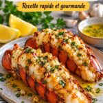 Un plat de queues de homard à l'ail dorées, prêt à déguster.