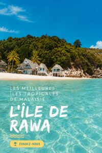 Plage de Rawa Island avec un ciel bleu clair et des eaux cristallines, une destination tropicale rêvée.