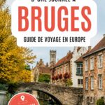 Un vue panoramique de Bruges avec ses canaux et bâtiments historiques au coucher du soleil.