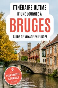 Un vue panoramique de Bruges avec ses canaux et bâtiments historiques au coucher du soleil.