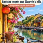 Vue panoramique de la vieille ville de Hoi An au coucher du soleil, montrant son architecture traditionnelle.