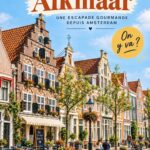 Une vue pittoresque d'Alkmaar avec ses maisons anciennes et ses canaux, symbolisant une escapade parfaite.